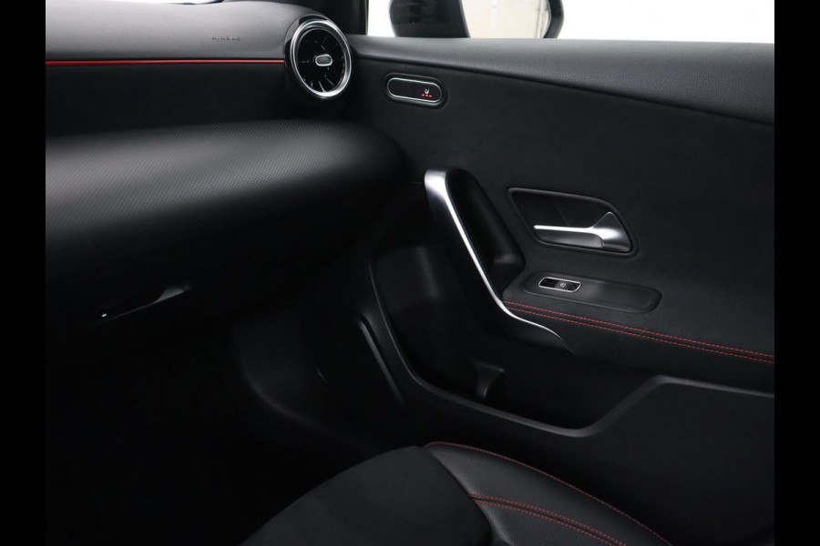 Mercedes-Benz A-Klasse 180 AMG Night Upgrade | Camera | Widescreen | Stoelverwarming | Full LED | Park Assist | Navigatie | Alcantara
