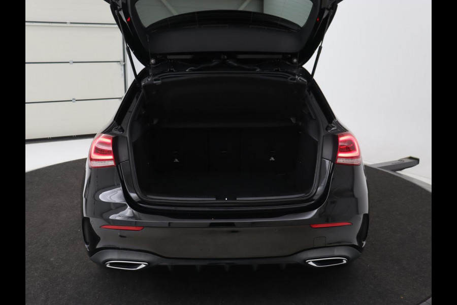 Mercedes-Benz A-Klasse 180 AMG Night Upgrade | Camera | Widescreen | Stoelverwarming | Full LED | Park Assist | Navigatie | Alcantara