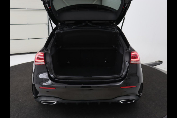 Mercedes-Benz A-Klasse 180 AMG Night Upgrade | Camera | Widescreen | Stoelverwarming | Full LED | Park Assist | Navigatie | Alcantara