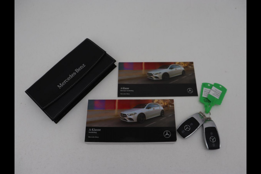 Mercedes-Benz A-Klasse 180 AMG Night Upgrade | Camera | Widescreen | Stoelverwarming | Full LED | Park Assist | Navigatie | Alcantara