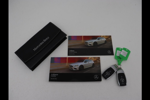Mercedes-Benz A-Klasse 180 AMG Night Upgrade | Camera | Widescreen | Stoelverwarming | Full LED | Park Assist | Navigatie | Alcantara