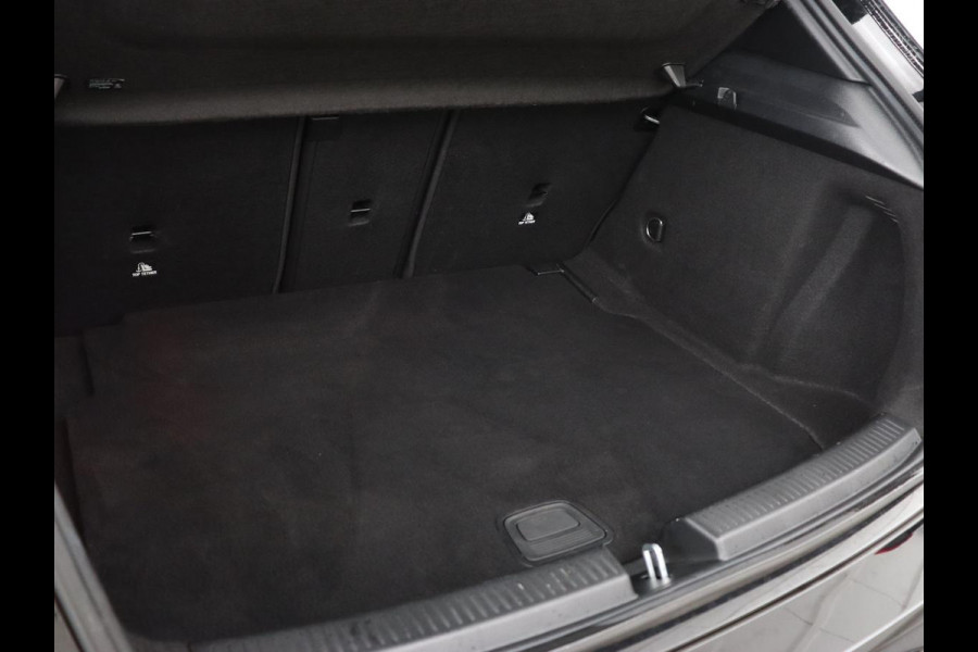Mercedes-Benz A-Klasse 180 AMG Night Upgrade | Camera | Widescreen | Stoelverwarming | Full LED | Park Assist | Navigatie | Alcantara