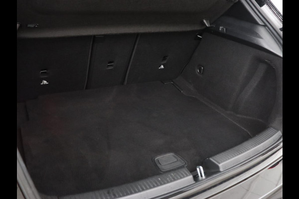 Mercedes-Benz A-Klasse 180 AMG Night Upgrade | Camera | Widescreen | Stoelverwarming | Full LED | Park Assist | Navigatie | Alcantara