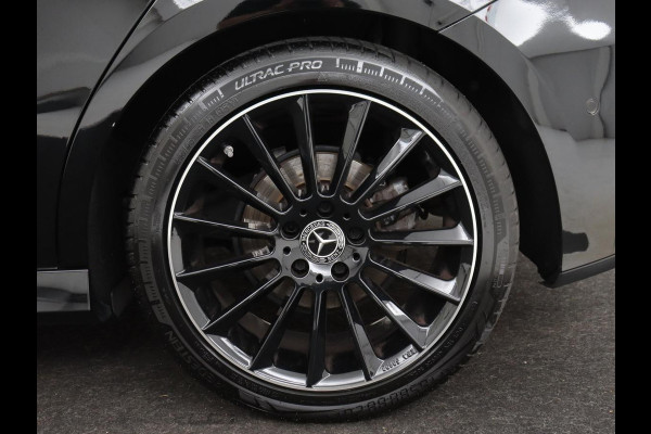 Mercedes-Benz A-Klasse 180 AMG Night Upgrade | Camera | Widescreen | Stoelverwarming | Full LED | Park Assist | Navigatie | Alcantara