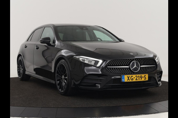 Mercedes-Benz A-Klasse 180 AMG Night Upgrade | Camera | Widescreen | Stoelverwarming | Full LED | Park Assist | Navigatie | Alcantara