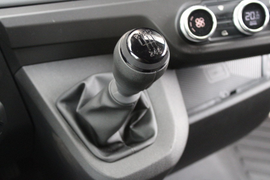 Renault Master T35 2.0 dCi 130pk L2H2 Advance - Carplay - Climate - Parkeersensoren - LED - Trekhaak - DAB - Stoelverwarming - Rijklaar