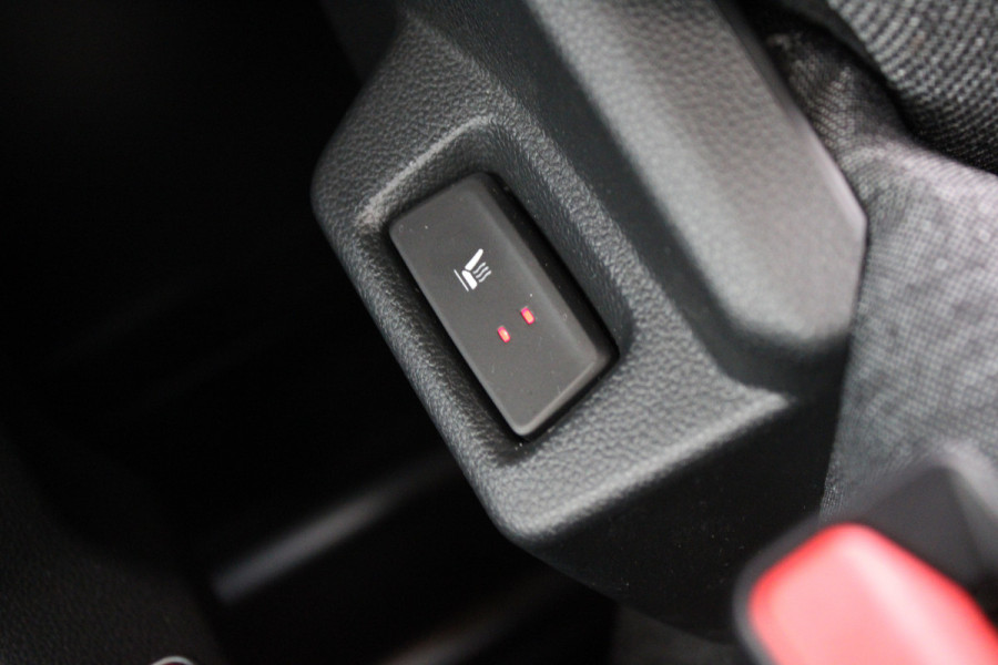Renault Master T35 2.0 dCi 130pk L2H2 Advance - Carplay - Climate - Parkeersensoren - LED - Trekhaak - DAB - Stoelverwarming - Rijklaar