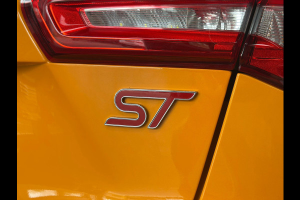 Ford Focus 2.3 EcoBoost ST-3 Performance | Orange Fury | Pano | B&o | Alcantara | Dealeronderhouden | Full option