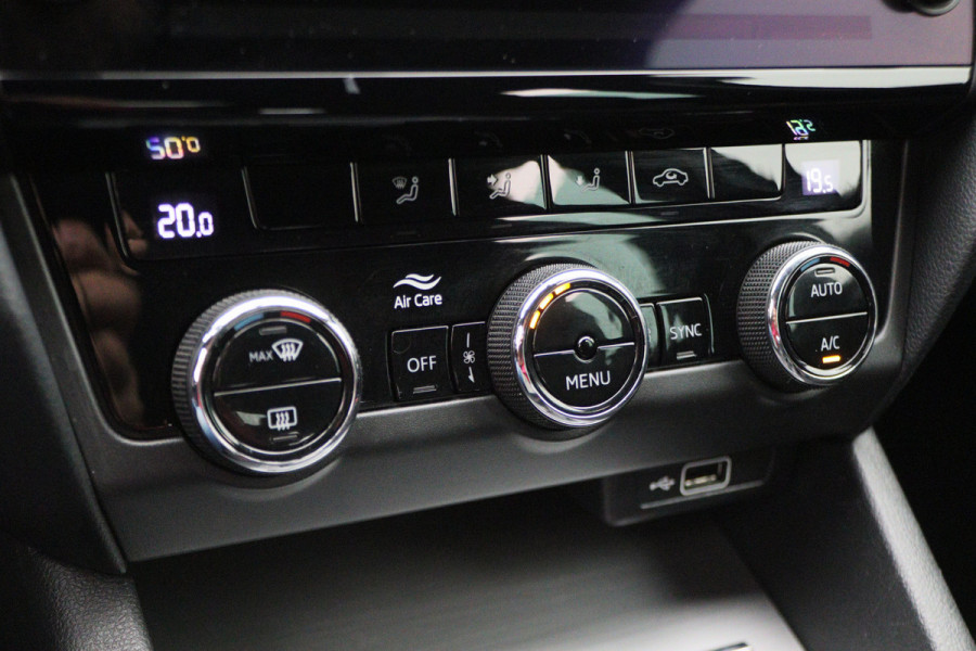 Škoda Octavia Combi 1.5 TSI Greentech Sport Business Automaat Apple Carplay, Sportstoelen, Camera, Climate, Trekhaak, 18"
