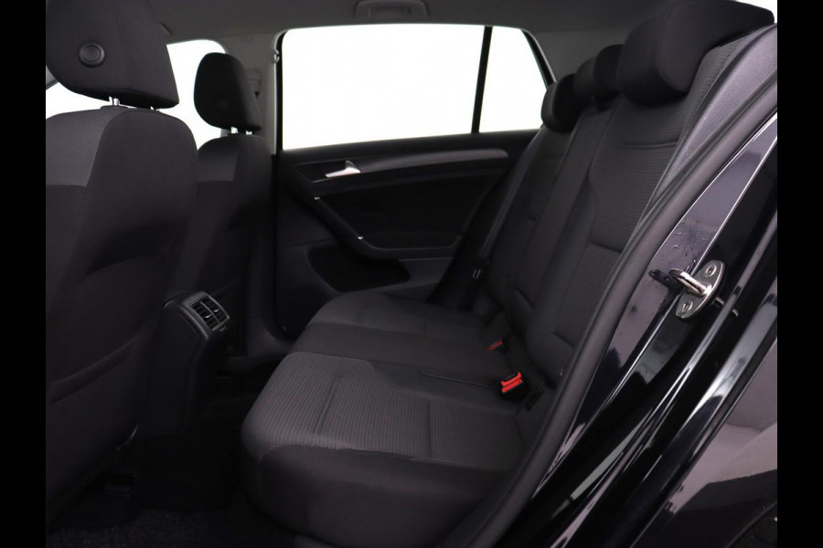 Volkswagen Golf 1.0 TSI Comfortline | Carplay | Adaptive cruise | Navigatie | Parkeerhulp | Climate control | DAB