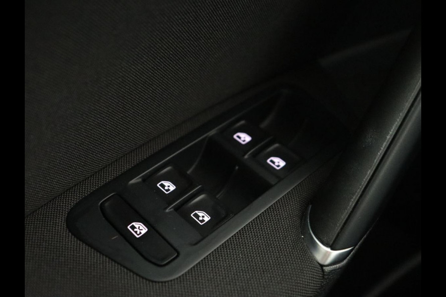 Volkswagen Golf 1.0 TSI Comfortline | Carplay | Adaptive cruise | Navigatie | Parkeerhulp | Climate control | DAB