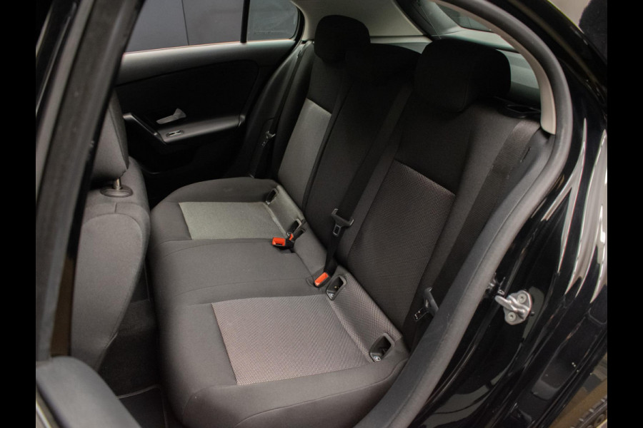 Mercedes-Benz A-Klasse 250 e Premium Plus Sport (APPLE CARPLAY,NAVI,CARBON INTERIEUR,MATRIX LED,CRUISE,LED,KEYLESS,CAMERA,LEDER)