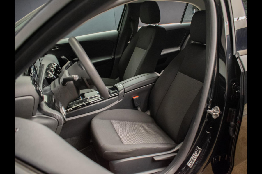 Mercedes-Benz A-Klasse 250 e Premium Plus Sport (APPLE CARPLAY,NAVI,CARBON INTERIEUR,MATRIX LED,CRUISE,LED,KEYLESS,CAMERA,LEDER)