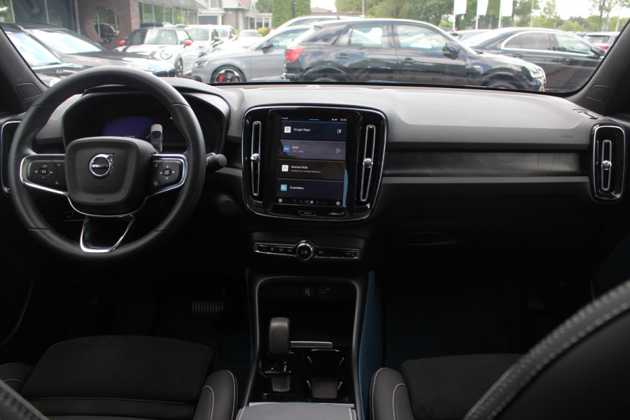 Volvo C40 Recharge Twin Intro Edition 78 kWh / SoH 94,1% / Trekhaak / Panoramadak / 360Camera / 19'' / Interieurvoorverwarming / Harman Kardon / Keyless / Navigatie / Dodehoek / DAB / ACC / Stoelverwarming / Stuurverwarming / Warmtepomp