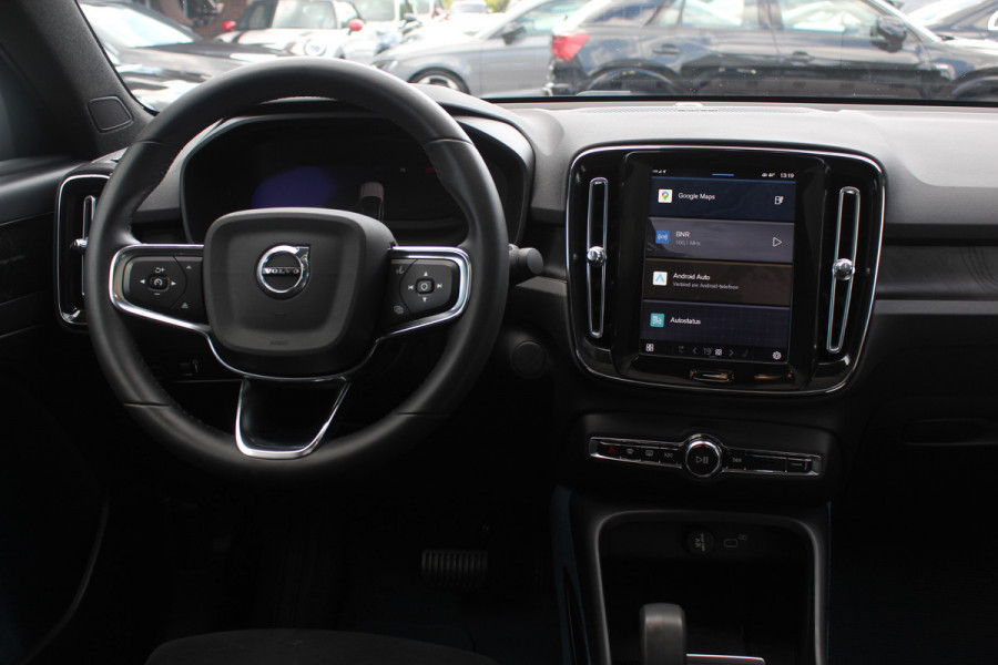 Volvo C40 Recharge Twin Intro Edition 78 kWh / SoH 94,1% / Trekhaak / Panoramadak / 360Camera / 19'' / Interieurvoorverwarming / Harman Kardon / Keyless / Navigatie / Dodehoek / DAB / ACC / Stoelverwarming / Stuurverwarming / Warmtepomp