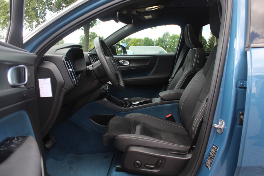 Volvo C40 Recharge Twin Intro Edition 78 kWh / SoH 94,1% / Trekhaak / Panoramadak / 360Camera / 19'' / Interieurvoorverwarming / Harman Kardon / Keyless / Navigatie / Dodehoek / DAB / ACC / Stoelverwarming / Stuurverwarming / Warmtepomp