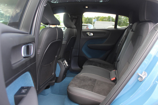 Volvo C40 Recharge Twin Intro Edition 78 kWh / SoH 94,1% / Trekhaak / Panoramadak / 360Camera / 19'' / Interieurvoorverwarming / Harman Kardon / Keyless / Navigatie / Dodehoek / DAB / ACC / Stoelverwarming / Stuurverwarming / Warmtepomp