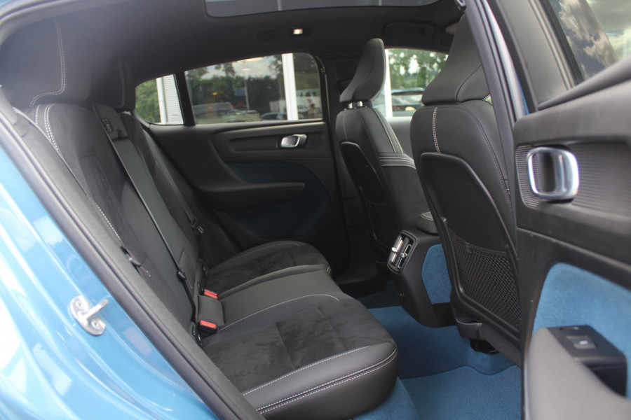 Volvo C40 Recharge Twin Intro Edition 78 kWh / SoH 94,1% / Trekhaak / Panoramadak / 360Camera / 19'' / Interieurvoorverwarming / Harman Kardon / Keyless / Navigatie / Dodehoek / DAB / ACC / Stoelverwarming / Stuurverwarming / Warmtepomp