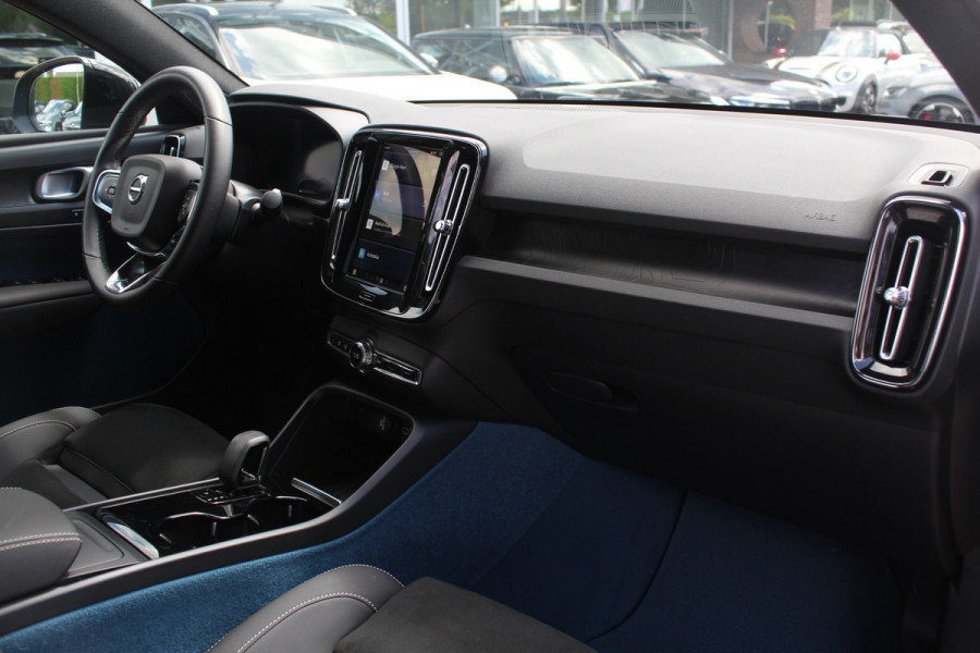 Volvo C40 Recharge Twin Intro Edition 78 kWh / SoH 94,1% / Trekhaak / Panoramadak / 360Camera / 19'' / Interieurvoorverwarming / Harman Kardon / Keyless / Navigatie / Dodehoek / DAB / ACC / Stoelverwarming / Stuurverwarming / Warmtepomp