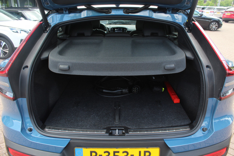 Volvo C40 Recharge Twin Intro Edition 78 kWh / SoH 94,1% / Trekhaak / Panoramadak / 360Camera / 19'' / Interieurvoorverwarming / Harman Kardon / Keyless / Navigatie / Dodehoek / DAB / ACC / Stoelverwarming / Stuurverwarming / Warmtepomp