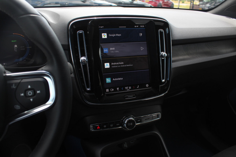 Volvo C40 Recharge Twin Intro Edition 78 kWh / SoH 94,1% / Trekhaak / Panoramadak / 360Camera / 19'' / Interieurvoorverwarming / Harman Kardon / Keyless / Navigatie / Dodehoek / DAB / ACC / Stoelverwarming / Stuurverwarming / Warmtepomp