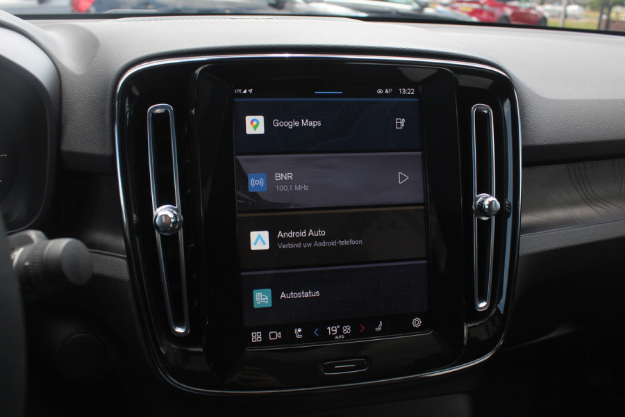 Volvo C40 Recharge Twin Intro Edition 78 kWh / SoH 94,1% / Trekhaak / Panoramadak / 360Camera / 19'' / Interieurvoorverwarming / Harman Kardon / Keyless / Navigatie / Dodehoek / DAB / ACC / Stoelverwarming / Stuurverwarming / Warmtepomp