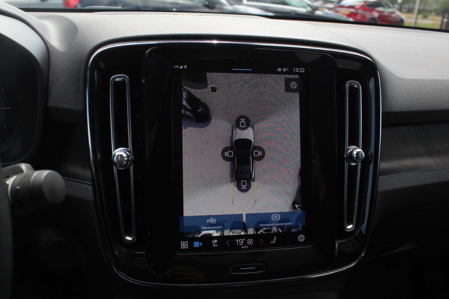 Volvo C40 Recharge Twin Intro Edition 78 kWh / SoH 94,1% / Trekhaak / Panoramadak / 360Camera / 19'' / Interieurvoorverwarming / Harman Kardon / Keyless / Navigatie / Dodehoek / DAB / ACC / Stoelverwarming / Stuurverwarming / Warmtepomp