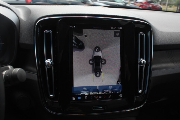 Volvo C40 Recharge Twin Intro Edition 78 kWh / SoH 94,1% / Trekhaak / Panoramadak / 360Camera / 19'' / Interieurvoorverwarming / Harman Kardon / Keyless / Navigatie / Dodehoek / DAB / ACC / Stoelverwarming / Stuurverwarming / Warmtepomp