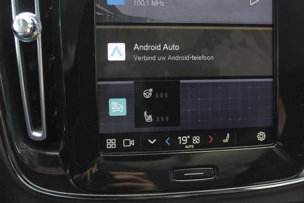 Volvo C40 Recharge Twin Intro Edition 78 kWh / SoH 94,1% / Trekhaak / Panoramadak / 360Camera / 19'' / Interieurvoorverwarming / Harman Kardon / Keyless / Navigatie / Dodehoek / DAB / ACC / Stoelverwarming / Stuurverwarming / Warmtepomp
