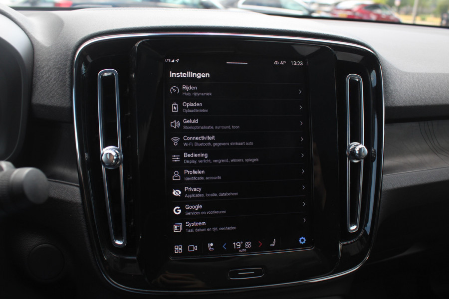 Volvo C40 Recharge Twin Intro Edition 78 kWh / SoH 94,1% / Trekhaak / Panoramadak / 360Camera / 19'' / Interieurvoorverwarming / Harman Kardon / Keyless / Navigatie / Dodehoek / DAB / ACC / Stoelverwarming / Stuurverwarming / Warmtepomp