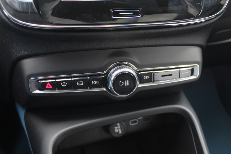 Volvo C40 Recharge Twin Intro Edition 78 kWh / SoH 94,1% / Trekhaak / Panoramadak / 360Camera / 19'' / Interieurvoorverwarming / Harman Kardon / Keyless / Navigatie / Dodehoek / DAB / ACC / Stoelverwarming / Stuurverwarming / Warmtepomp
