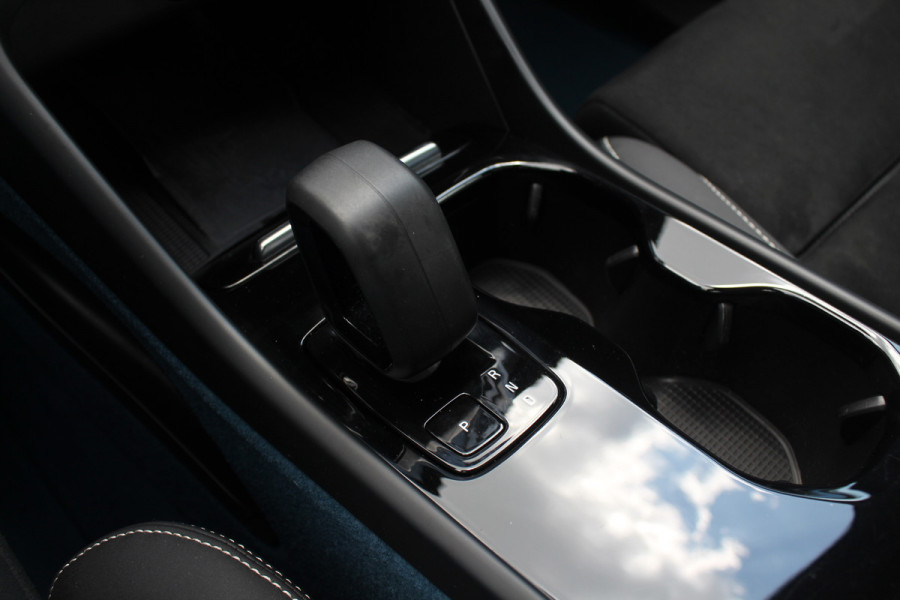 Volvo C40 Recharge Twin Intro Edition 78 kWh / SoH 94,1% / Trekhaak / Panoramadak / 360Camera / 19'' / Interieurvoorverwarming / Harman Kardon / Keyless / Navigatie / Dodehoek / DAB / ACC / Stoelverwarming / Stuurverwarming / Warmtepomp