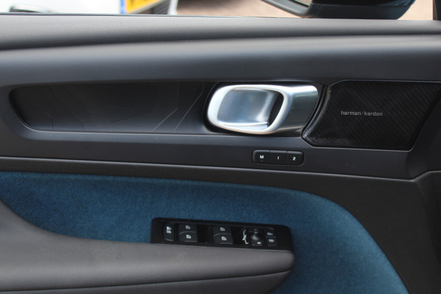 Volvo C40 Recharge Twin Intro Edition 78 kWh / SoH 94,1% / Trekhaak / Panoramadak / 360Camera / 19'' / Interieurvoorverwarming / Harman Kardon / Keyless / Navigatie / Dodehoek / DAB / ACC / Stoelverwarming / Stuurverwarming / Warmtepomp