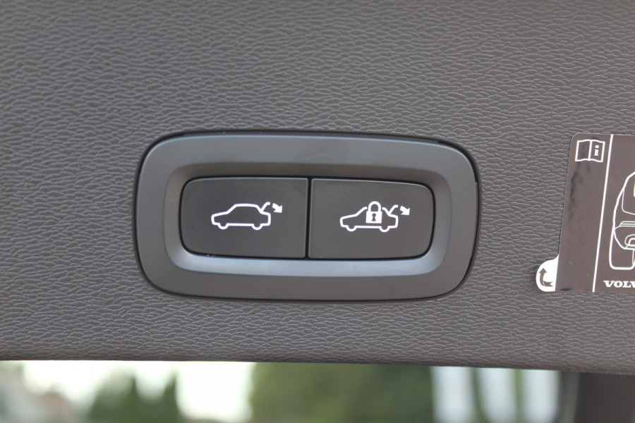 Volvo C40 Recharge Twin Intro Edition 78 kWh / SoH 94,1% / Trekhaak / Panoramadak / 360Camera / 19'' / Interieurvoorverwarming / Harman Kardon / Keyless / Navigatie / Dodehoek / DAB / ACC / Stoelverwarming / Stuurverwarming / Warmtepomp
