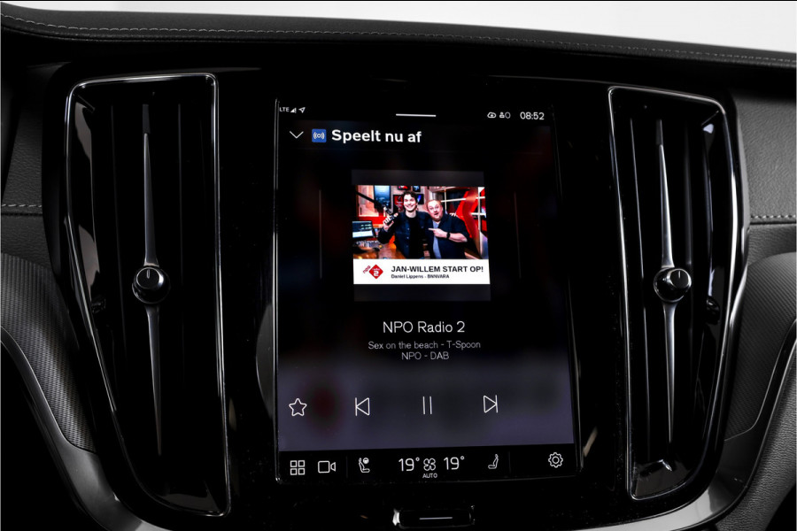 Volvo V60 2.0 T6 Plug-in hybrid AWD Ultra Dark - Automaat | S/K-Panodak | Dig. Cockpit | Adapt. Cruise | Stoel-+Stuurverw. | PDC | 360 Camera | NAV + App. Connect | ECC | Elek. Klep | LM 19" | 9589