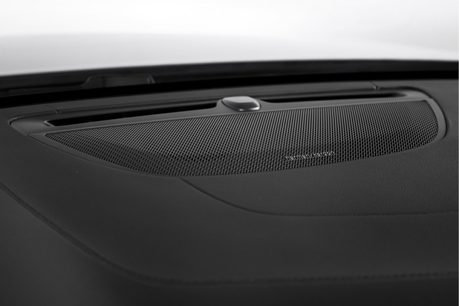 Volvo V60 2.0 T6 Plug-in hybrid AWD Ultra Dark - Automaat | S/K-Panodak | Dig. Cockpit | Adapt. Cruise | Stoel-+Stuurverw. | PDC | 360 Camera | NAV + App. Connect | ECC | Elek. Klep | LM 19" | 9589