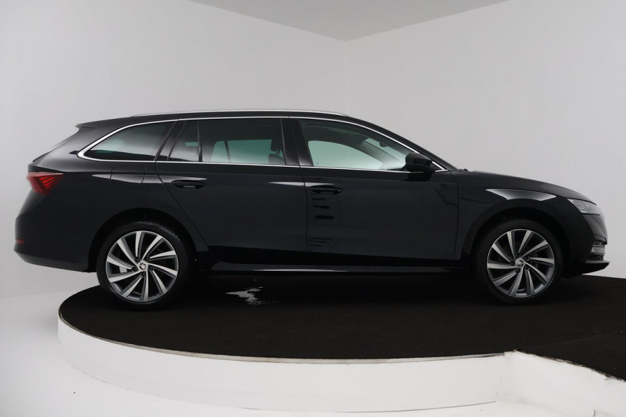 Škoda Octavia Combi 1.5 TSI First Edition (PARKEERSENSOREN, SFEERVERLICHTING, STOELVERWARMING, NAVIGATIE, ELEKTR STOELEN)