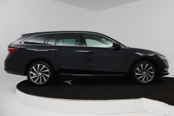 Škoda Octavia Combi 1.5 TSI First Edition (PARKEERSENSOREN, SFEERVERLICHTING, STOELVERWARMING, NAVIGATIE, ELEKTR STOELEN)