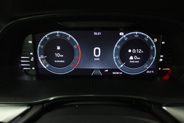 Škoda Octavia Combi 1.5 TSI First Edition (PARKEERSENSOREN, SFEERVERLICHTING, STOELVERWARMING, NAVIGATIE, ELEKTR STOELEN)
