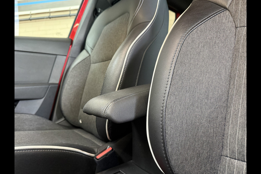 Renault Clio 1.0 TCe 100pk | Intens | Groot Navi | 17" | 360 Camera | Stoel & Stuur verwarming | 100% Dealer onderhouden!