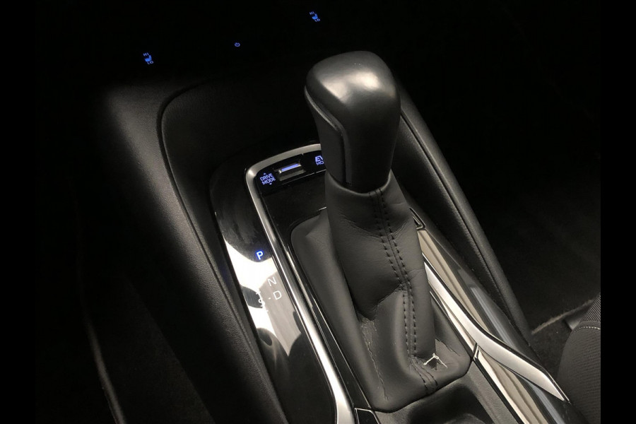 Toyota Corolla 2.0 Hybrid First Edition Plus | Dodehoekherkenning, Parkeersensoren, Stoel + Stuurverwarming, 17 inch, Weinig KM!