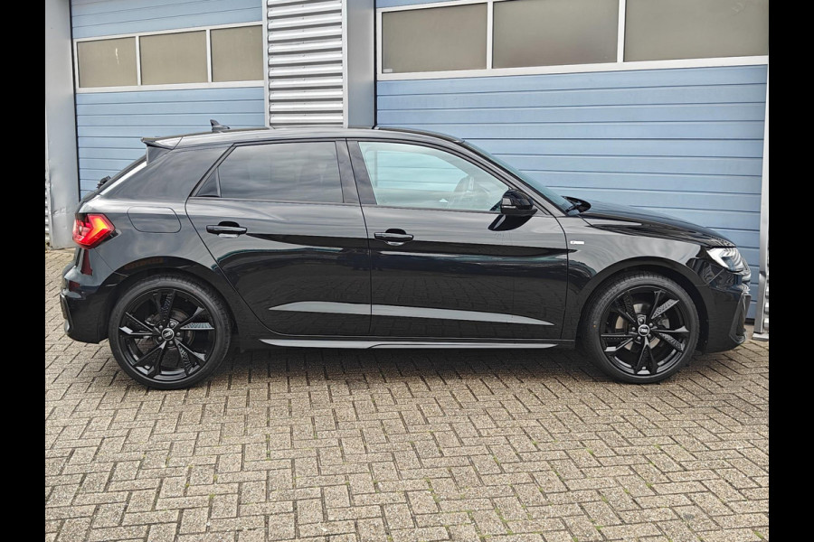 Audi A1 30 TFSI S edition | 2023 | RS6 velgen | Black on Black | LED Matrix | Keyless | CarPlay | Privacy glass