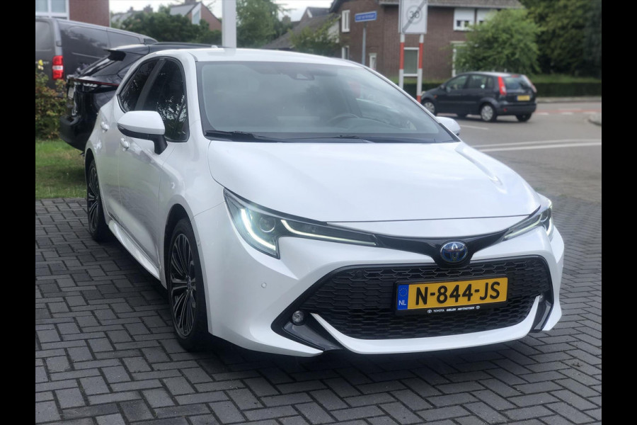 Toyota Corolla 2.0 Hybrid First Edition Plus | Dodehoekherkenning, Parkeersensoren, Stoel + Stuurverwarming, 17 inch, Weinig KM!