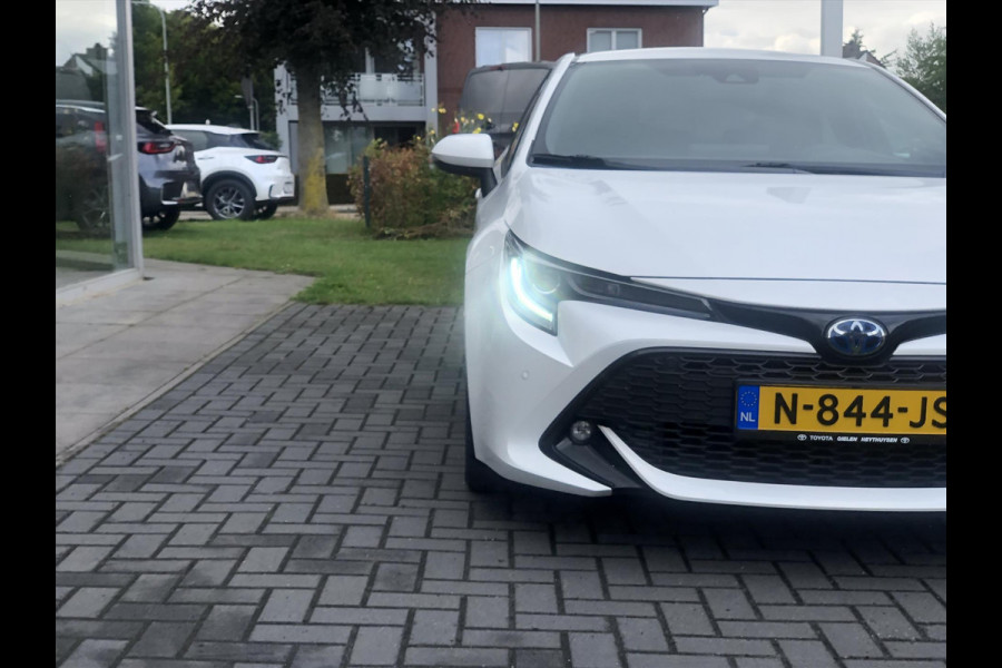 Toyota Corolla 2.0 Hybrid First Edition Plus | Dodehoekherkenning, Parkeersensoren, Stoel + Stuurverwarming, 17 inch, Weinig KM!