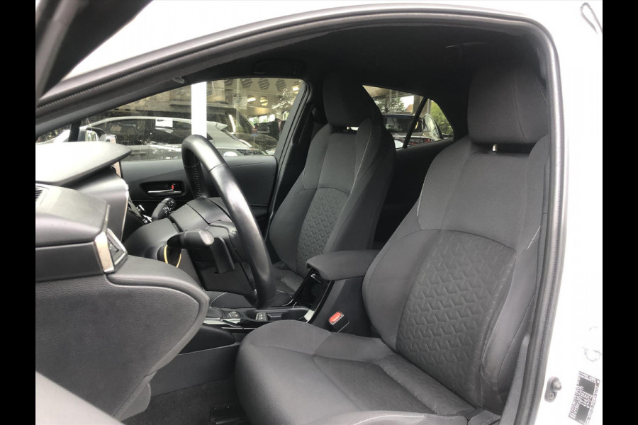 Toyota Corolla 2.0 Hybrid First Edition Plus | Dodehoekherkenning, Parkeersensoren, Stoel + Stuurverwarming, 17 inch, Weinig KM!