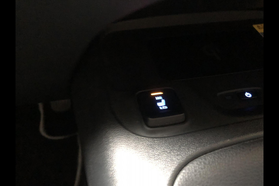 Toyota Corolla 2.0 Hybrid First Edition Plus | Dodehoekherkenning, Parkeersensoren, Stoel + Stuurverwarming, 17 inch, Weinig KM!