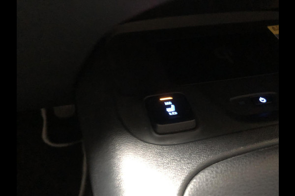 Toyota Corolla 2.0 Hybrid First Edition Plus | Dodehoekherkenning, Parkeersensoren, Stoel + Stuurverwarming, 17 inch, Weinig KM!