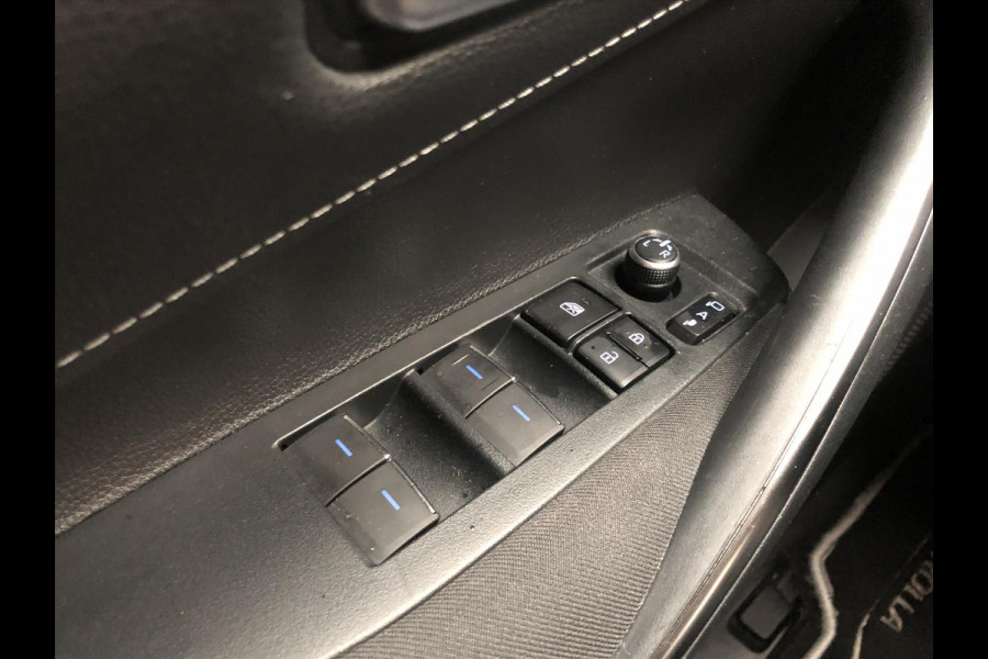 Toyota Corolla 2.0 Hybrid First Edition Plus | Dodehoekherkenning, Parkeersensoren, Stoel + Stuurverwarming, 17 inch, Weinig KM!