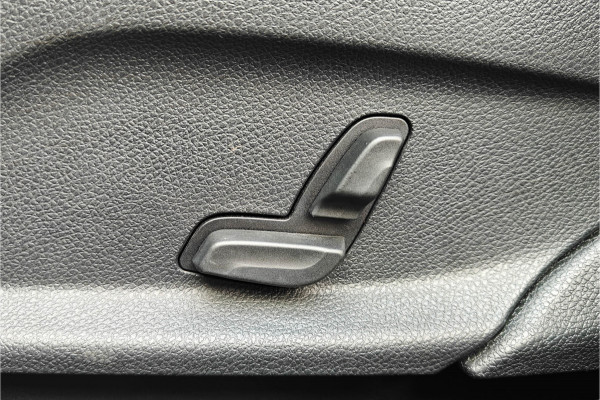 Mercedes-Benz EQC 400 4MATIC 360 Camera Burmester Trekhaak Pano BTW auto Dealer onderhouden.