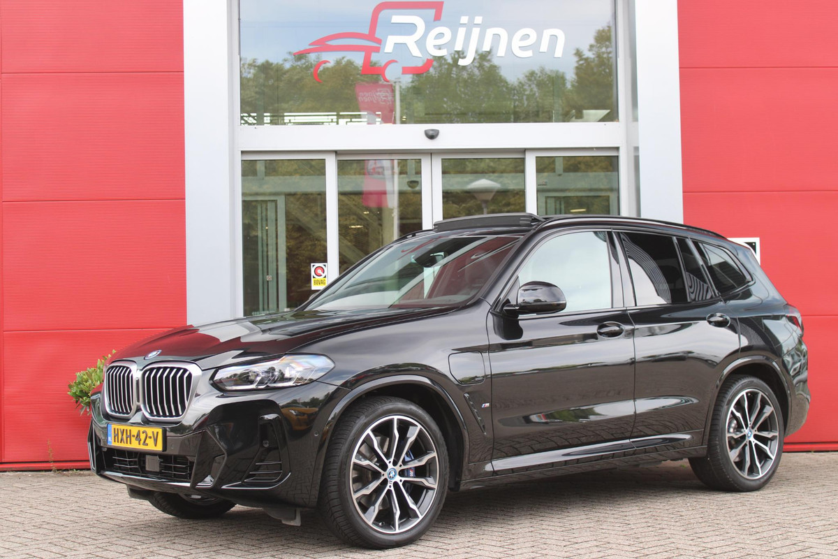 BMW X3 xDrive30e 293PK HIGH EXECUTIVE M SPORT | X-DRIVE | PANORAMISCH SCHUIF/KANTEL DAK | 20" LICHTMETALEN VELGEN | M SPORTREMMEN | COMFORT ACCESS | AKOESTISCH GLAS | VOORSTOELEN ELEKTRISCH VERSTELBAAR MET GEHEUGENFUNCTIE | STOEL VERWARMING | ADAPTIEVE LED KOPLAMPEN | DRIVING ASSISTANT PAKKET | ADAPTIVE CRUISE CONTROL | HEAD UP DISPLAY | DAB+ RADIO | HARMAN KARDON AUDIO SYSTEM | DRAADLOZE TELEFOONLADER | SPORTSTOELEN M-TECHNIC | LEER "VERNASCA" | SHADOW LINE | DRAADLOZE APPLE CARPLAY/ANDROID AUTO | NAVIGATIE | ALARM | ACHTERUITRIJ CAMERA | PARKEERSENSOREN VOOR EN ACHTER | ELE